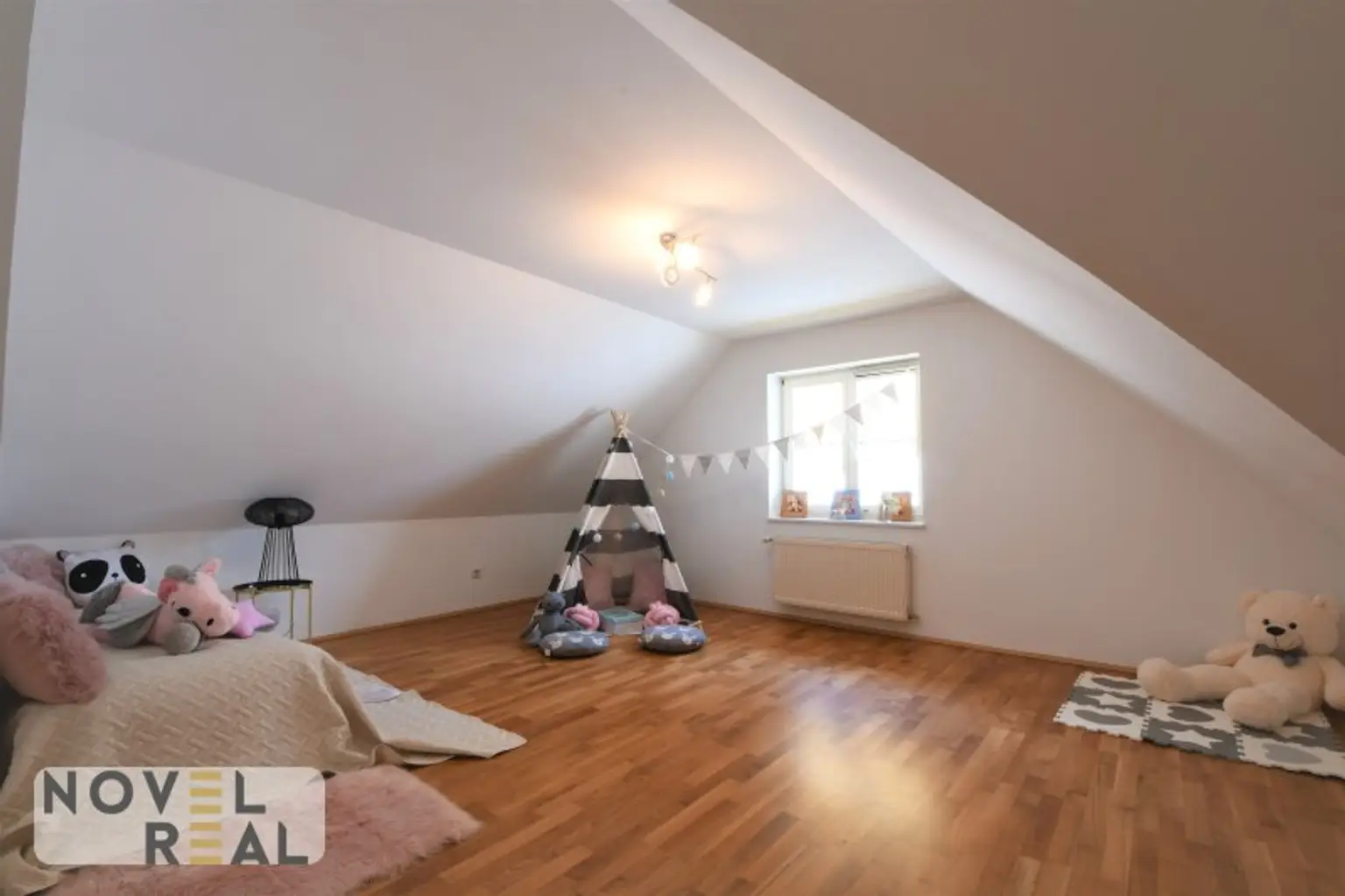 Sanierter Jugendstilaltbau mit Nebengebäude auf großem Grundstück mit Swimmingpool im Bezirk BADEN