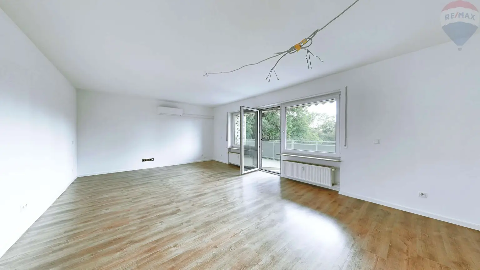 Wohnzimmer_mit_Balkon
