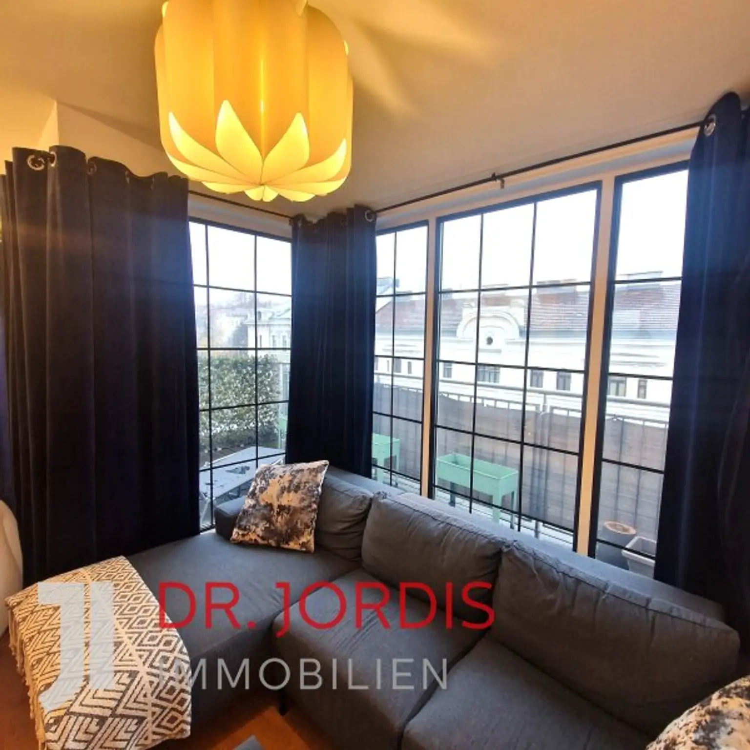 Maisonette- Dachgeschosswohnung mit Terrasse und Fernblick bis Schönbrunn, möbliert