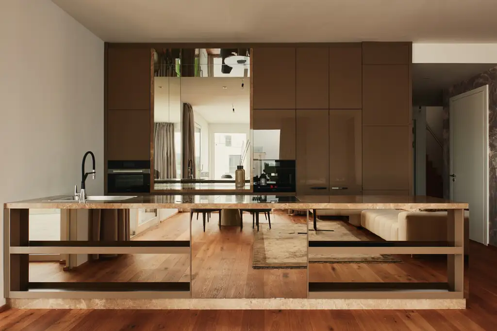 Exklusiv am Wasser: 6-Zimmer-Wohnung mit 45m2 Freifläche in erster Wasserlage