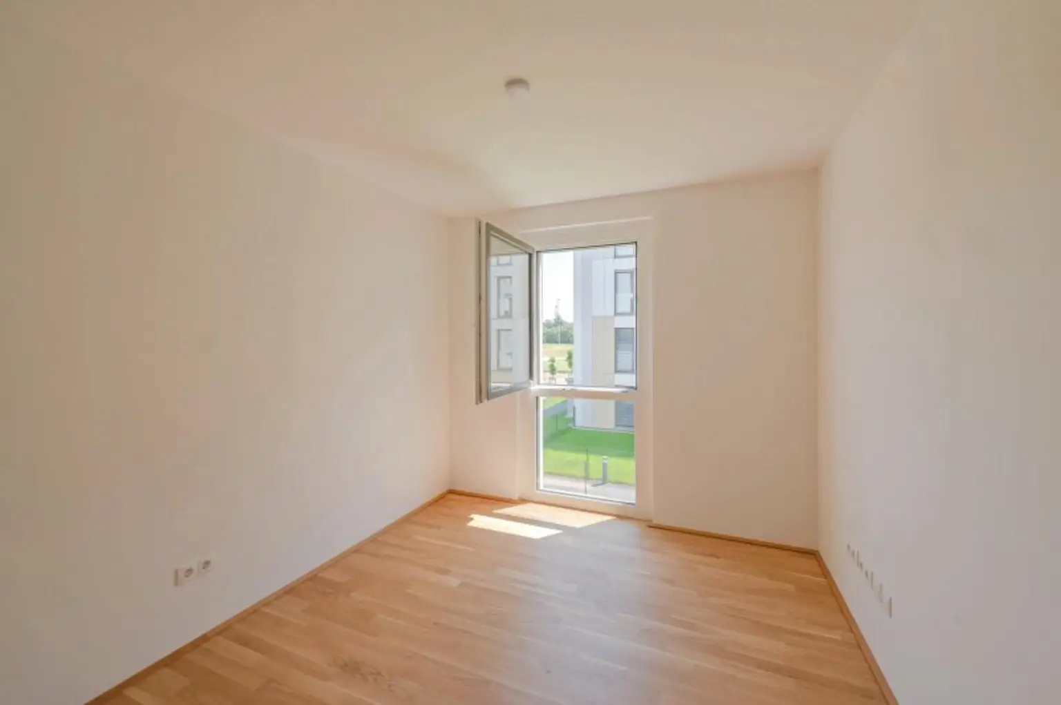 Balkonwohnung in Grünruhelage- Schwimmbad und Sauna im Haus. PROVISIONSFREI