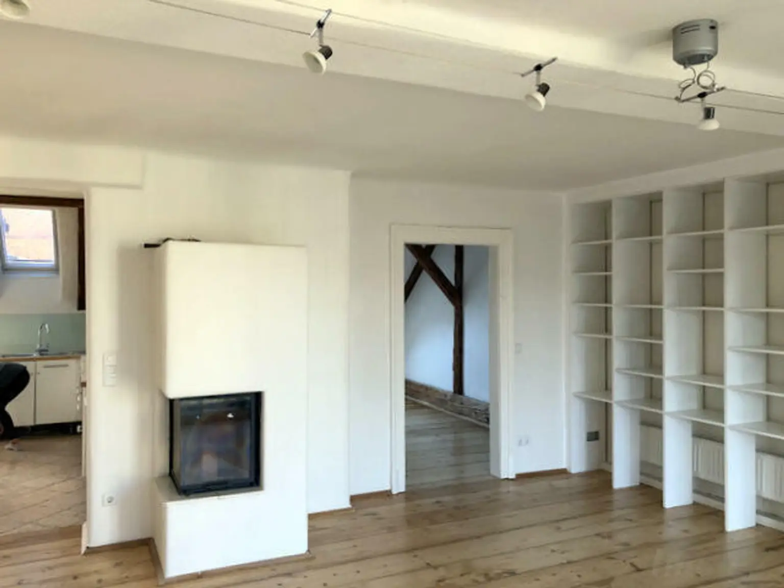 Wohnzimmer mit offenen Kamin - zur Küche offen