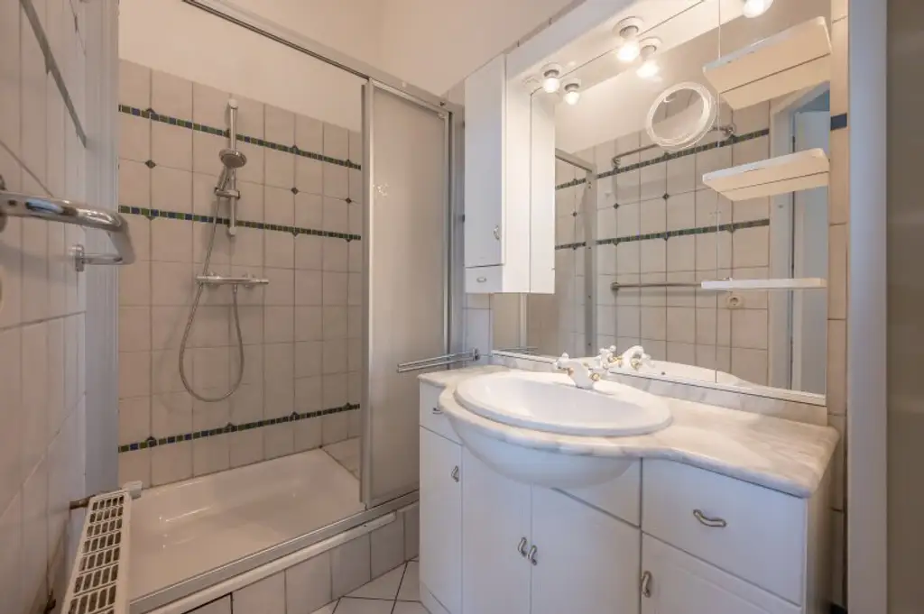***NEU*** Gepflegte 3 Zimmer Wohnung in repräsentativem Stilaltbau! in TOP-Lage!!
