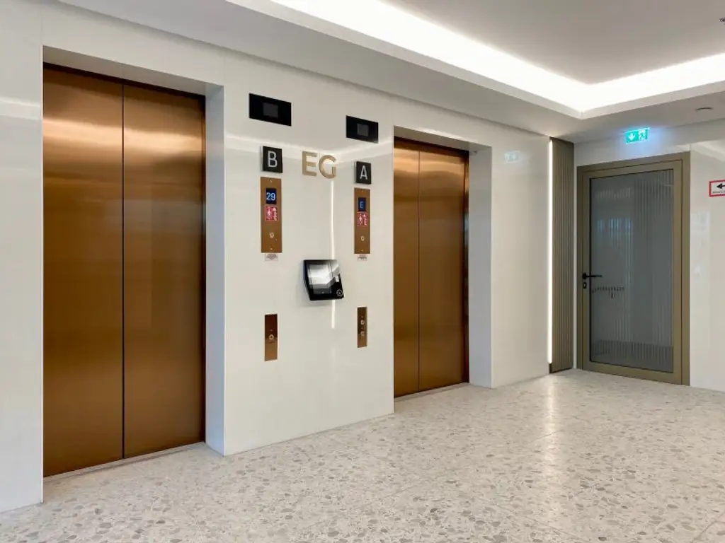 LUXURIÖSE 3-ZIMMER-WOHNUNG MIT 2 BÄDERN, GARAGENPLATZ UND ATEMBERAUBENDEM PANORAMABLICK