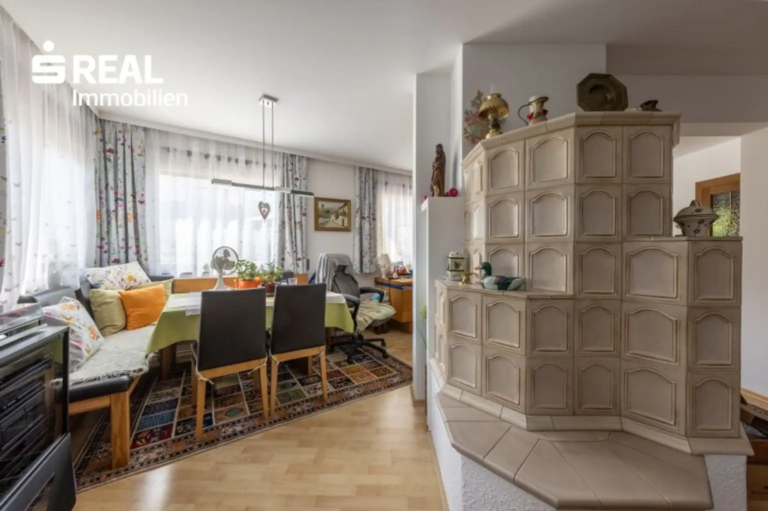 Wohnzimmer mit Kachelofen