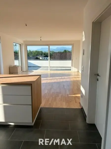 hochwertige Küche mit E-Geräten