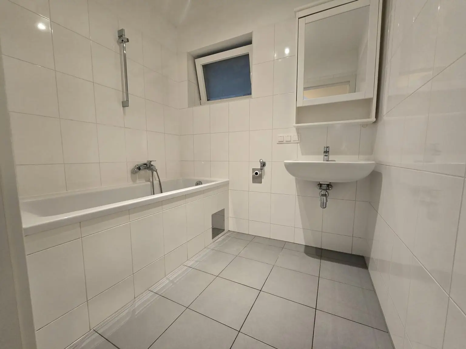 Moderne 2 Wohnung mit großem Balkon und Tiefgaragenplatz - ab sofort - Eggenberg!