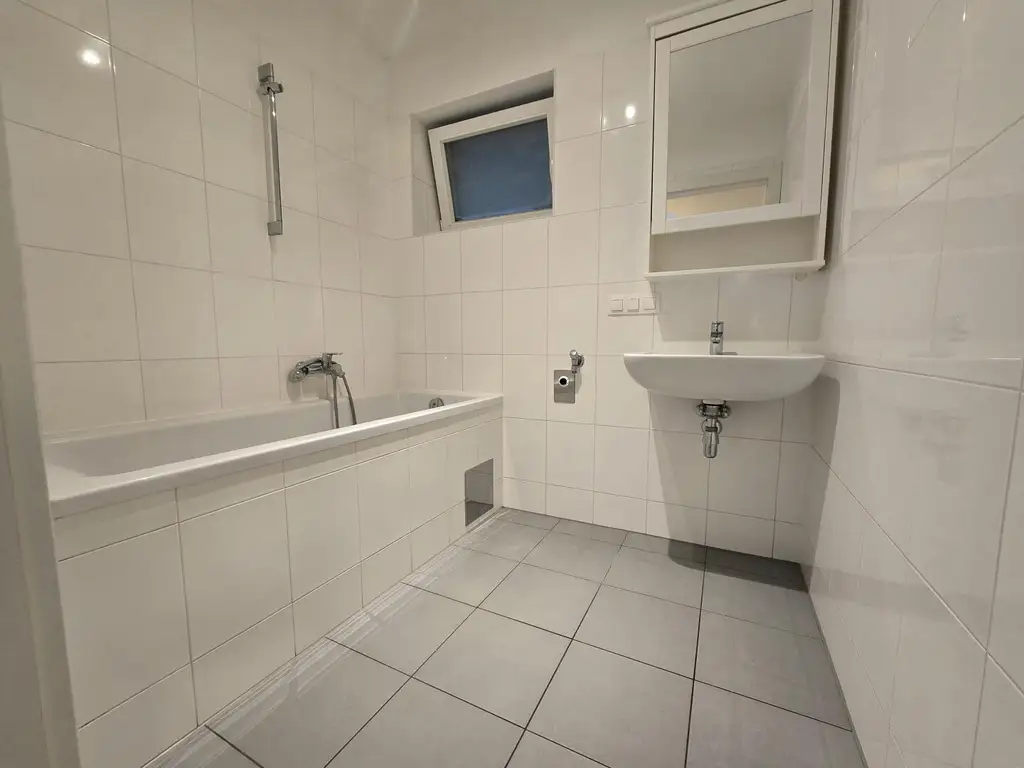 Moderne 2 Wohnung mit großem Balkon und Tiefgaragenplatz - ab sofort - Eggenberg!