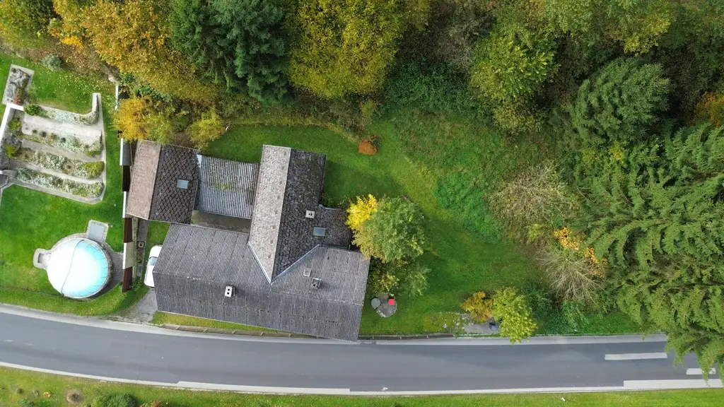 Wohnhaus mit SANIERUNGSBEDARF