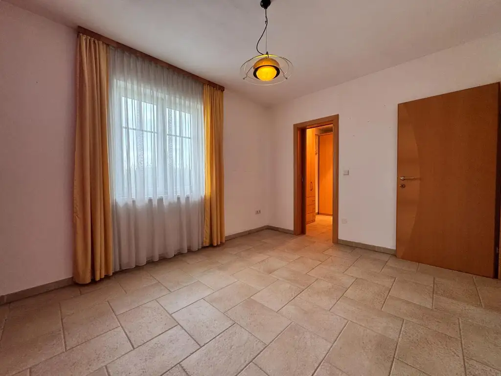 XXL Traum Bungalow mit Kachelofen überdachter Terrasse, Gartenoase, Wohnkeller und Doppelgarage  im Laahfeld /Ansfelden