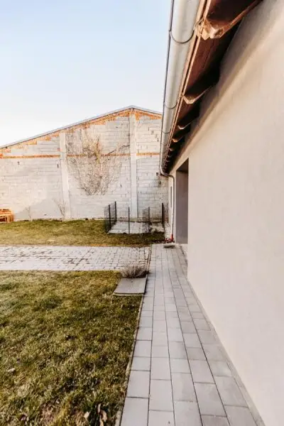 Verträumtes Bauernhaus neu adaptiert (2013) mit Toreinfahrt, Pool, Stadel und Schuppen