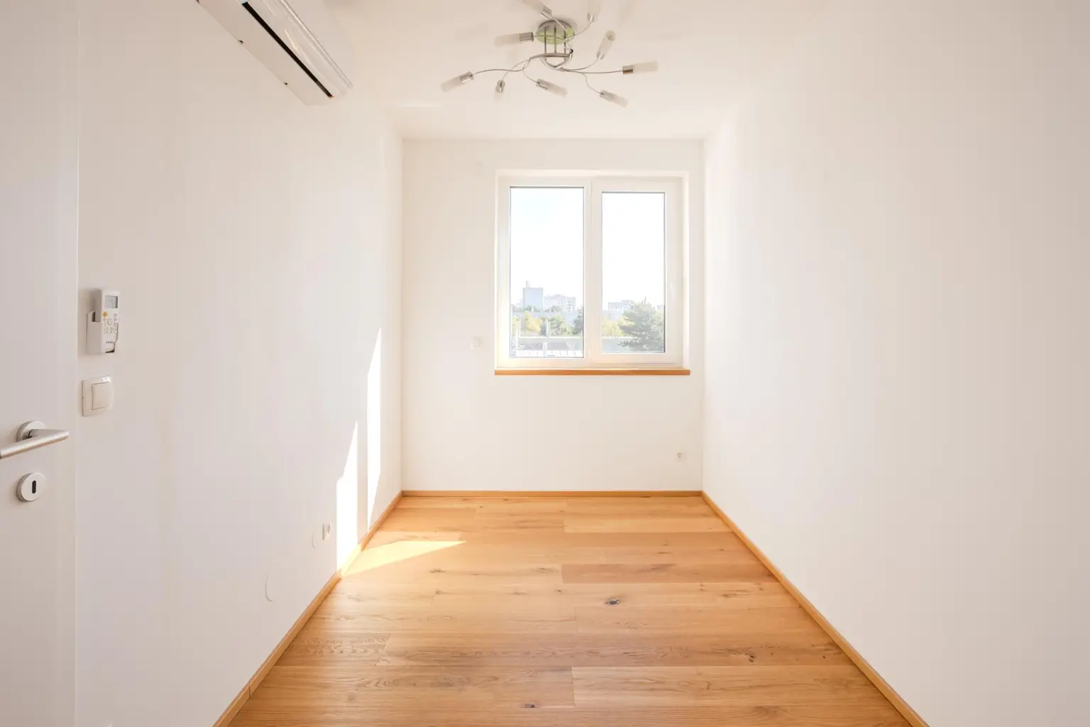 "Helles Dachgeschoss, Garage, Klima nähe U1"