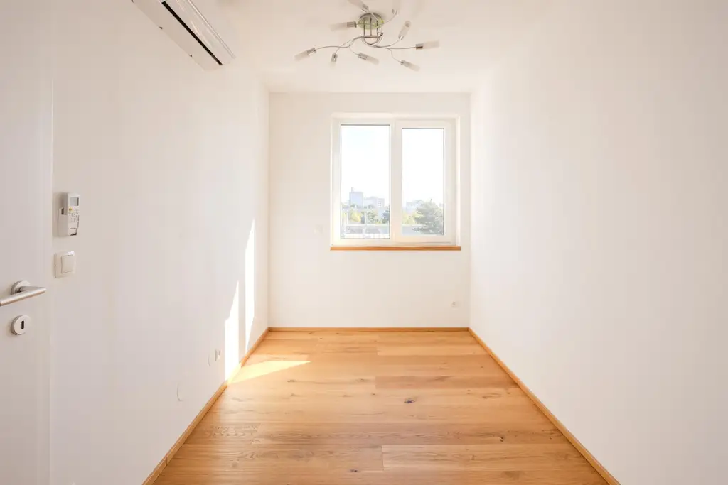 "Helles Dachgeschoss, Garage, Klima nähe U1"