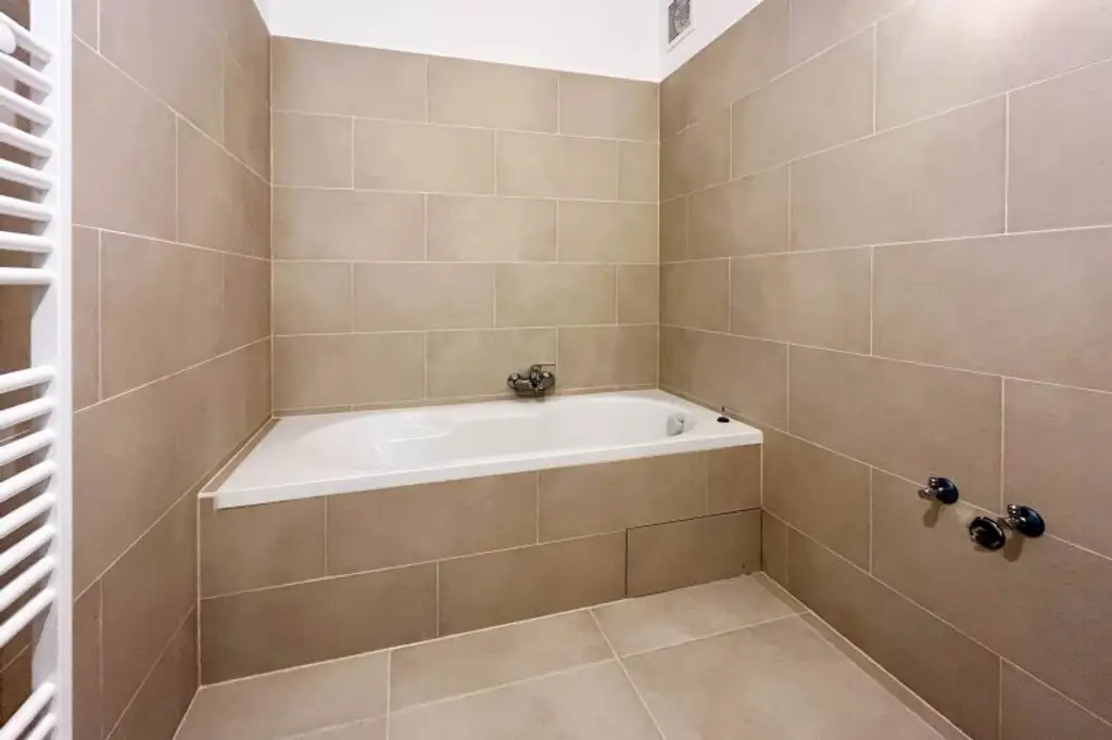 3-Zimmer-Wohnung mit Loggia in ruhiger Hoflage – saniert & sofort bezugsbereit