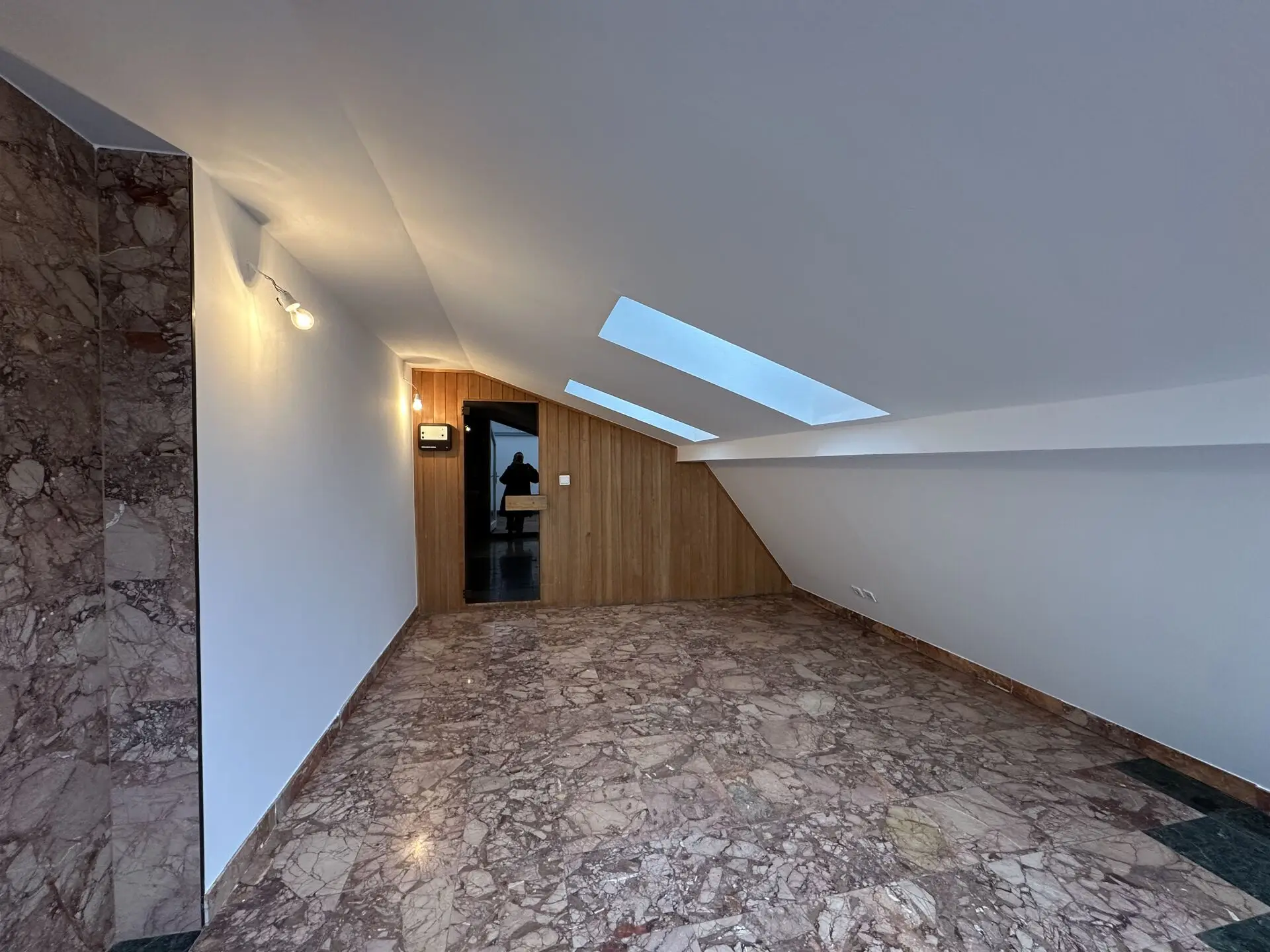 20251211_125539814_iOS