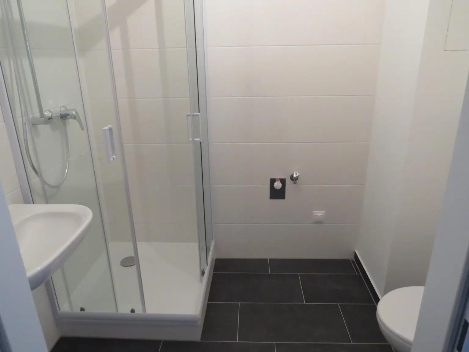 Bad mit Dusche und WC