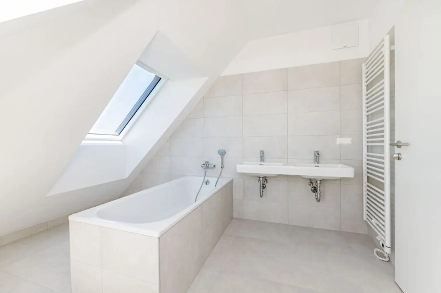 Erstbezug ab Oktober! Grandiose 4-Zimmer-Terrassenwohnung inkl. Parkplatz in Hietzing zu vermieten!