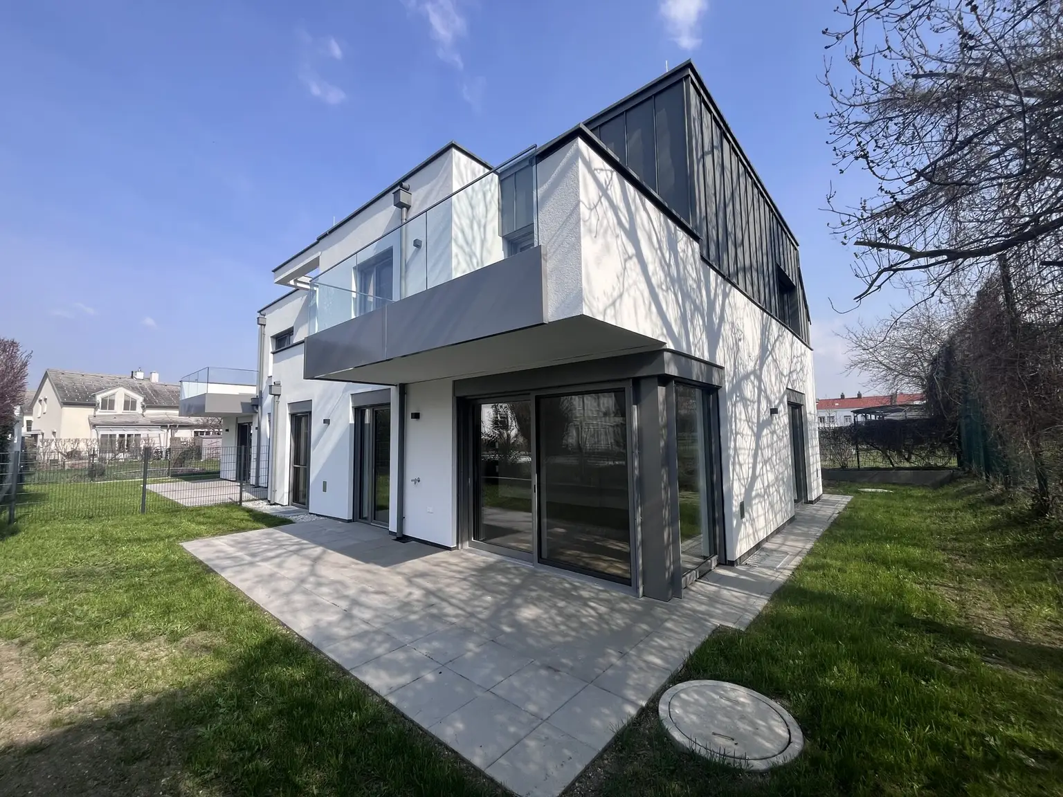 Erstbezug !!! Traumhafte Doppelhaushälfte -  mit 5 Zimmern, Garten, Wohnkeller und Stellplätzen!