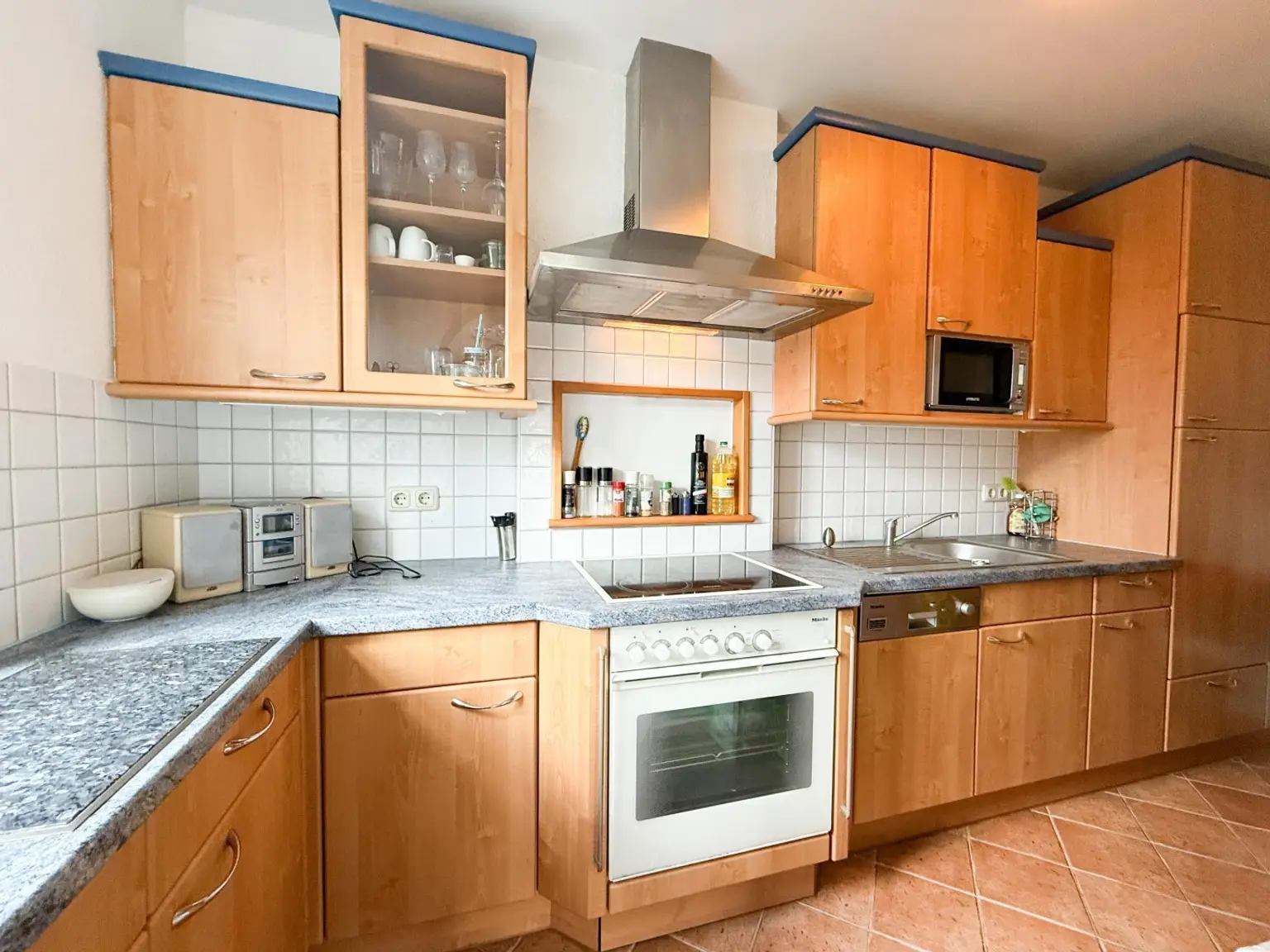 Charmante 3 Zimmer DG-Wohnung mit Carport-Stellplatz