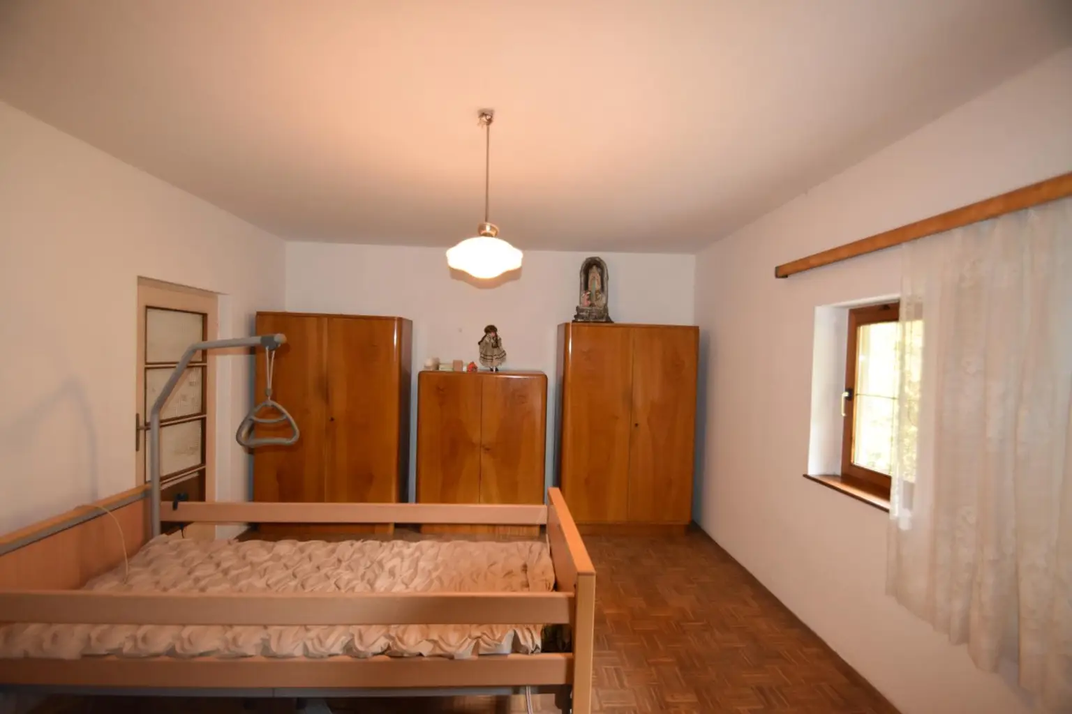 Wohnhaus mit großem Waldgrundstück