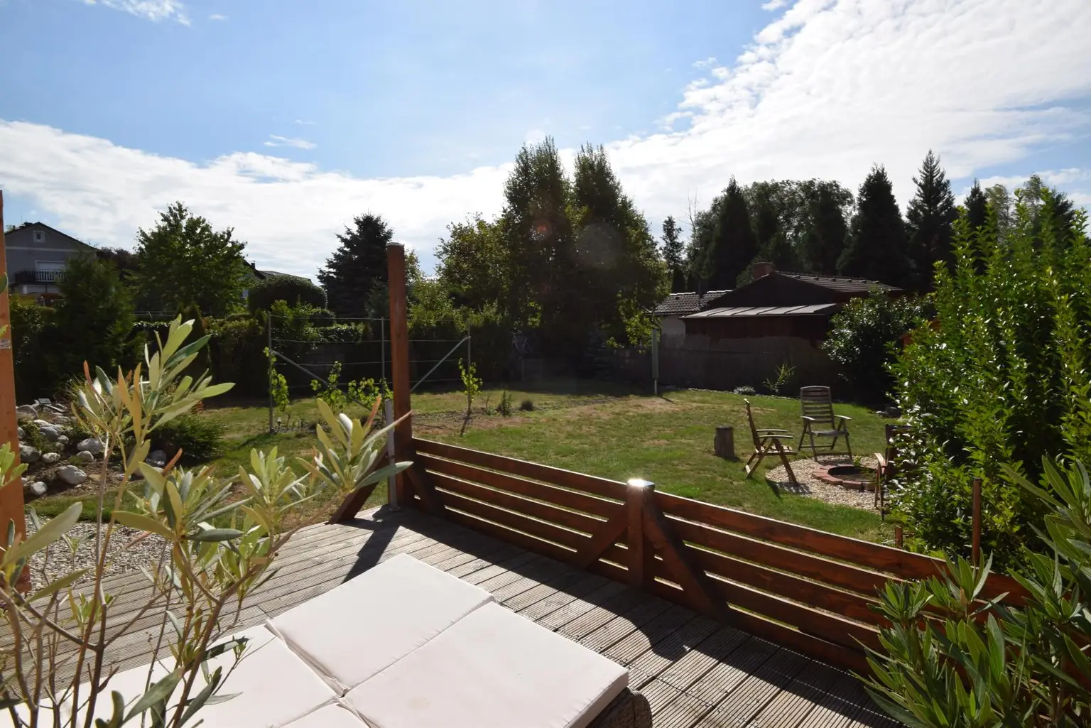 Blick Terrasse zum Garten