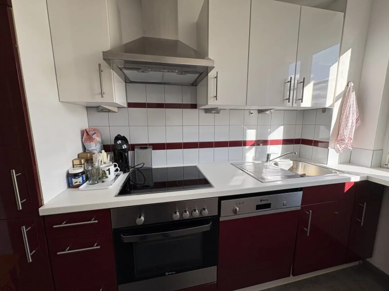 Ruhige 2-Zimmer Wohnung mit Grünblick, Terrasse + 2 Garagenplätzen