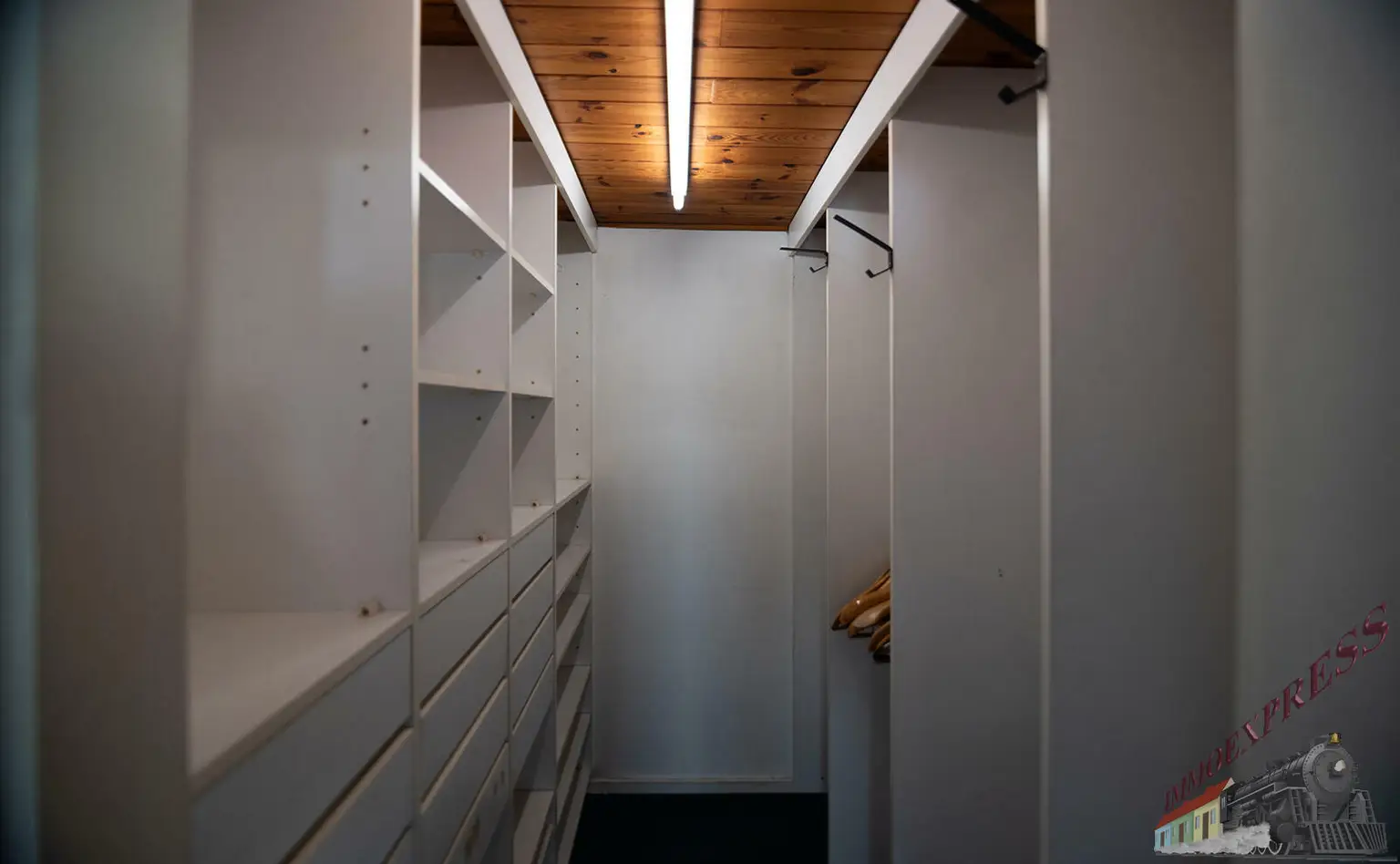 Architektenhaus mit Schwimmhalle in Ruhelage