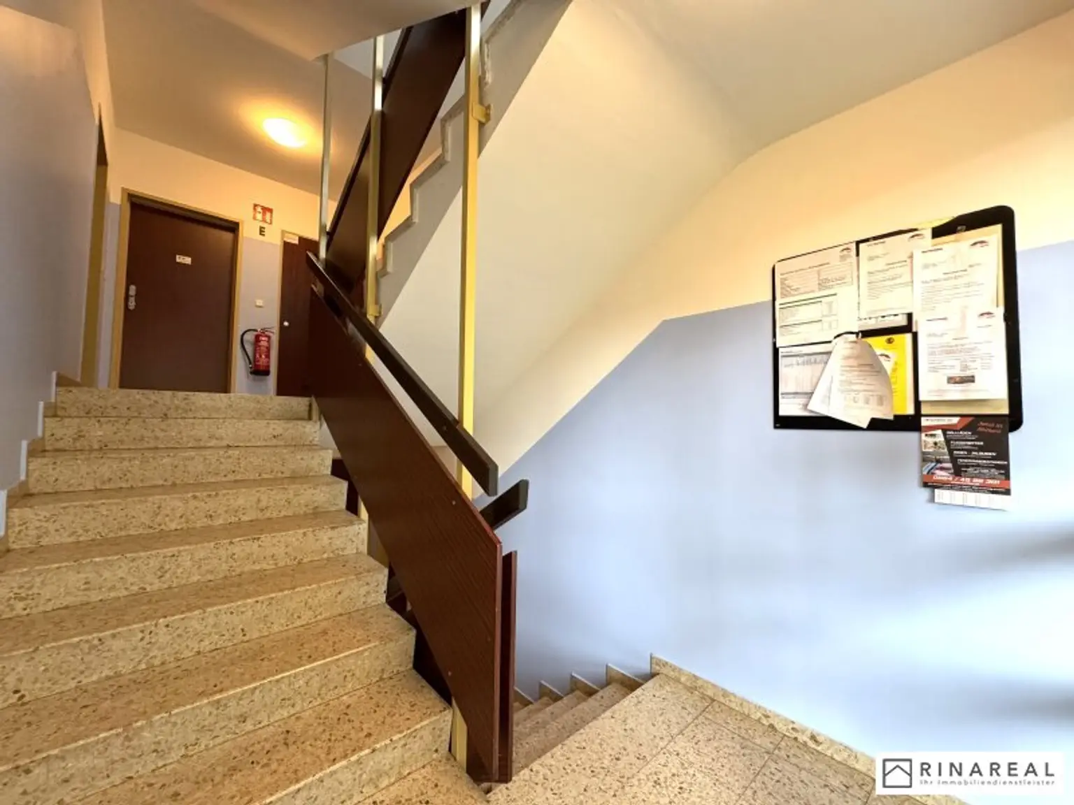 Großzügige und helle 2 Zimmer Wohnung im Dachgeschoss | ca. 63 m² | Klimaanlage | zzgl. PKW-Stellplatz | Friedrich Schiller-Straße