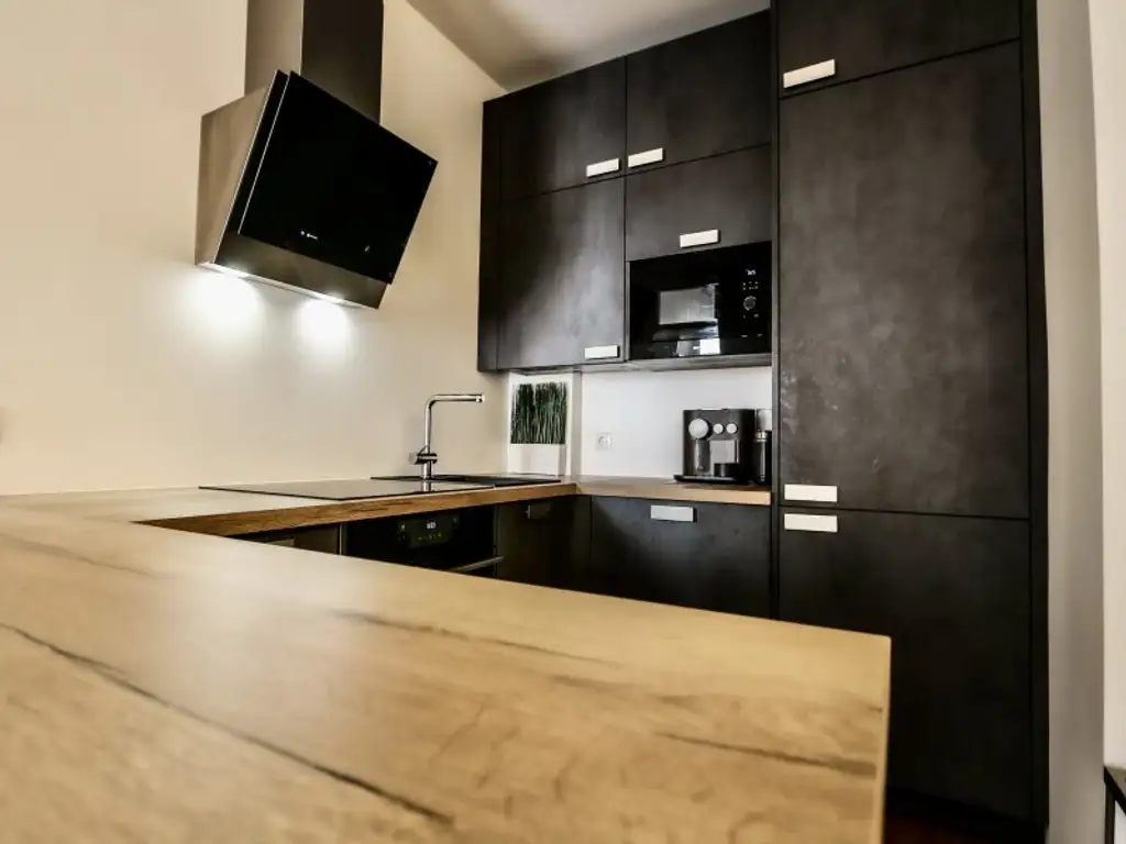 Hideaway im Innenhof - Großartige, vollmöblierte 2-Zimmer-Wohnung in klassischem Gründerzeithaus in U-Bahn-Nähe