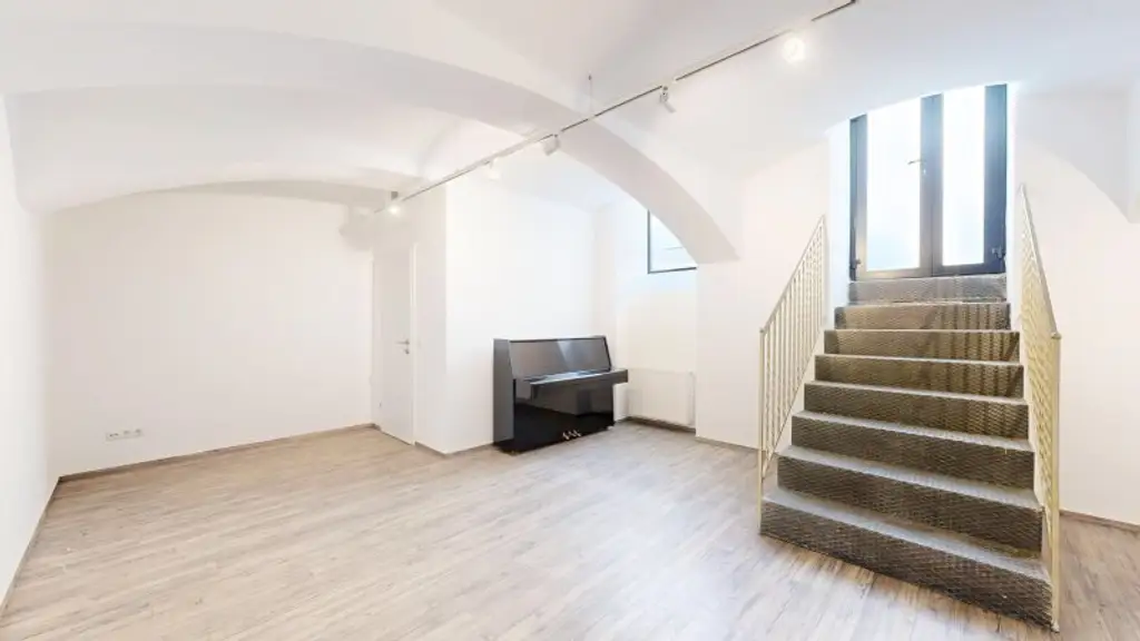 Renovierte, attraktive Werkstatt | 2 Zimmer - 80 m² | Küche & Badezimmer | Nähe Aumannplatz