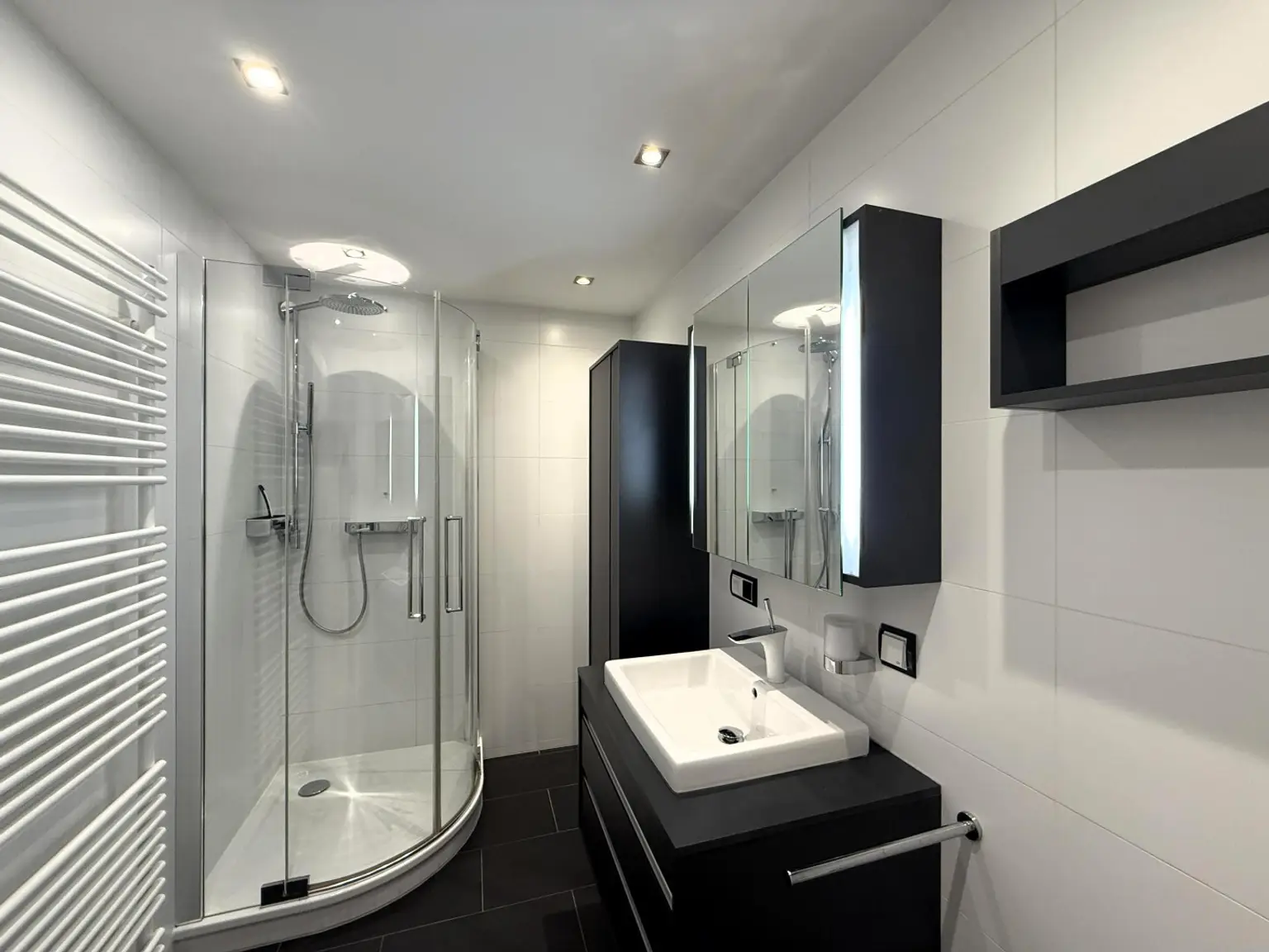 Bad mit DU, WM-Anschl, Spots, Spiegelkasten