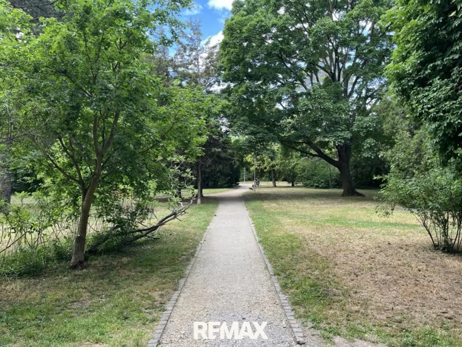 Ausgang in den Park möglich