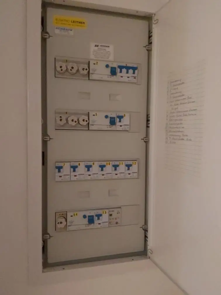 Zentrale 2-Zimmer-Wohnung mit Küchenblock im 2. Obergeschoß (Dachgeschoß) am Hauptplatz in Kapfenberg zu mieten !