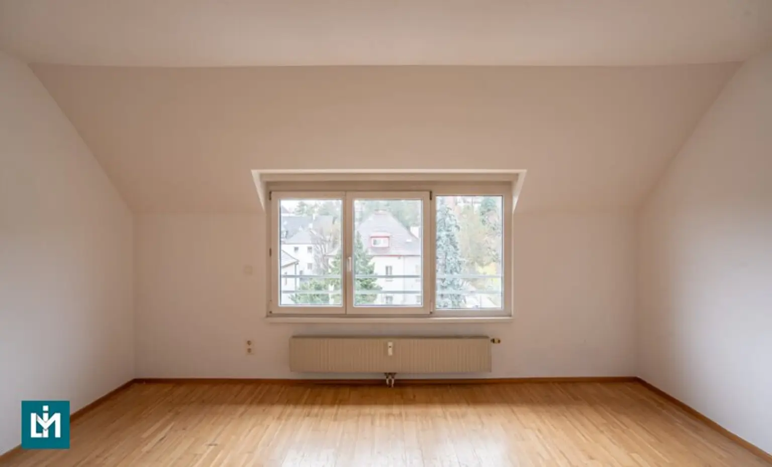 SCHÖNE 2 - ZIMMER MAISONETTE MIT GALERIE UND FREIFLÄCHE / NÄHE KRANKENHAUS GÖTTLICHER HEILAND