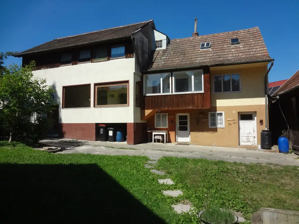 ÄLTERES HAUS - GROSSER GARTEN - SCHEUNE - SCHUPPEN - RUHELAGE
