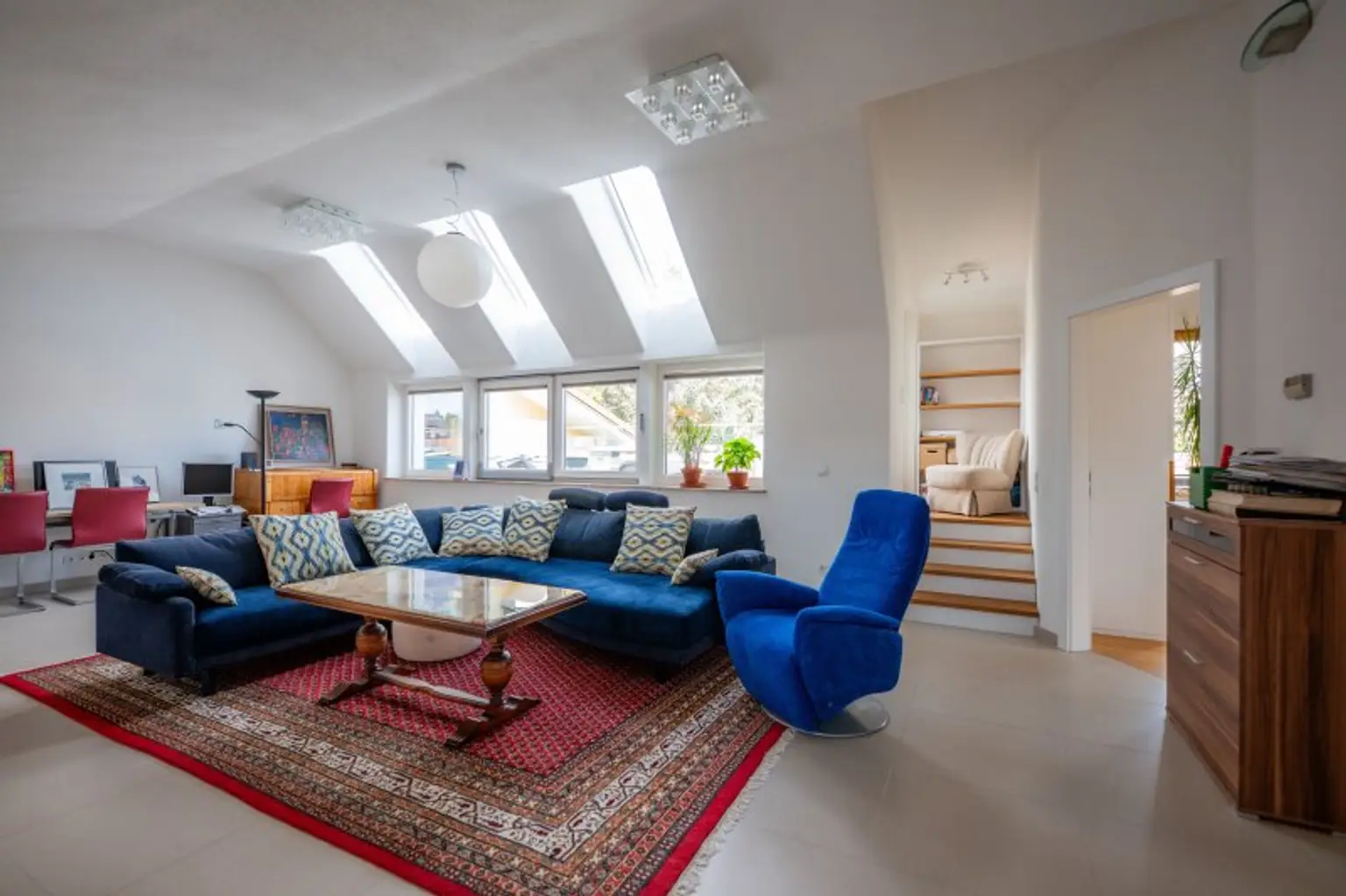 Dachgeschosswohnung in Ruhelage mit traumhaftem Grünblick, eigenem Garten und Garage