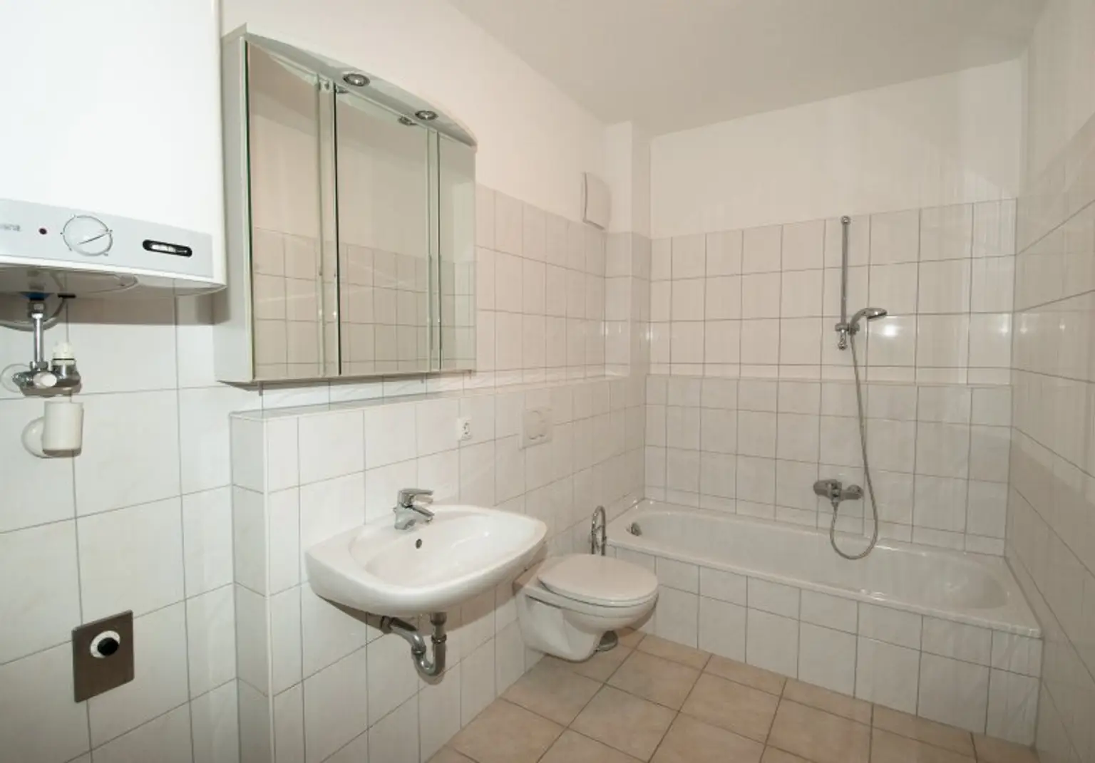 Mietwohnung (210) 51 m² mit Loggia und Balkon ca.9 m² Vermietung direkt vom Eigentümer keine Provision