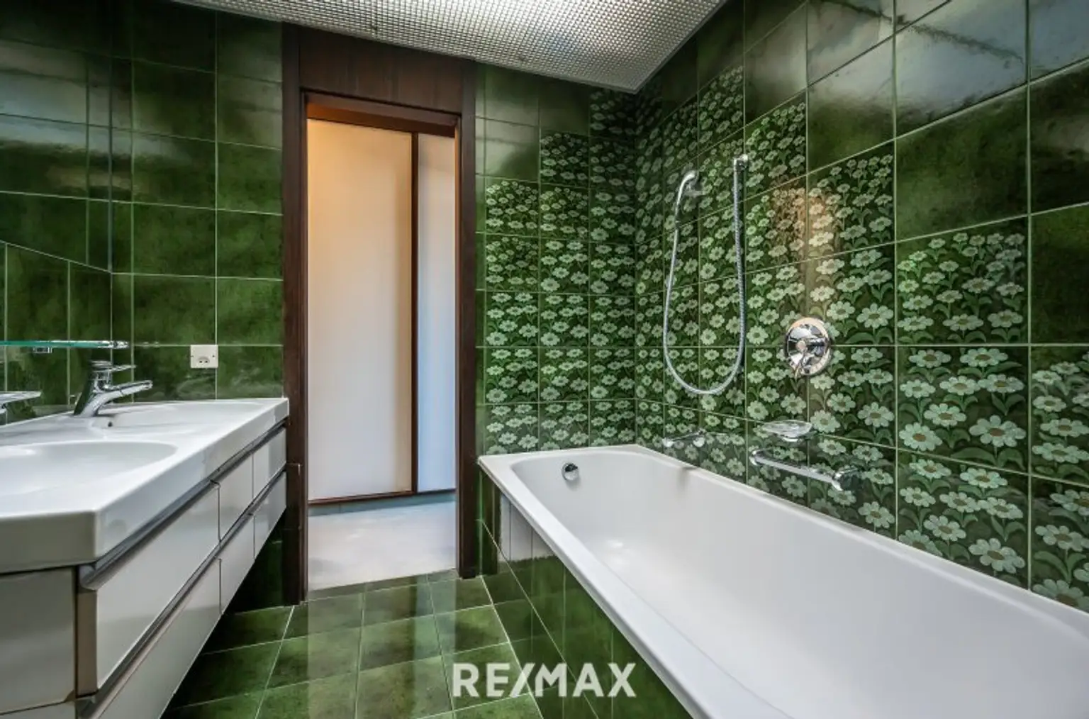 Bad | Blick ins Vorzimmer