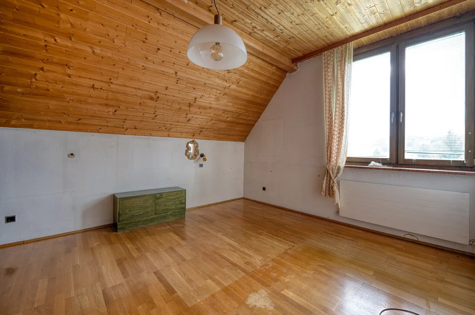 Sie brauchen viel Platz? Wir haben die Lösung. Sanierungsbedürftiges Architektenhaus in bester Lage.