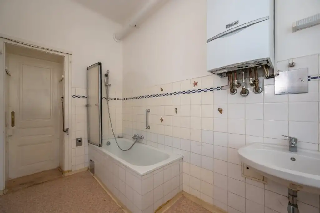 ++1140++ sanierungsbedürftige 3,5 Zimmer Wohnung in Stilvilla! idyllischer Garten!