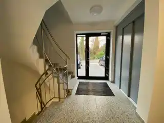 Treppenhaus mit Fahrstuhl