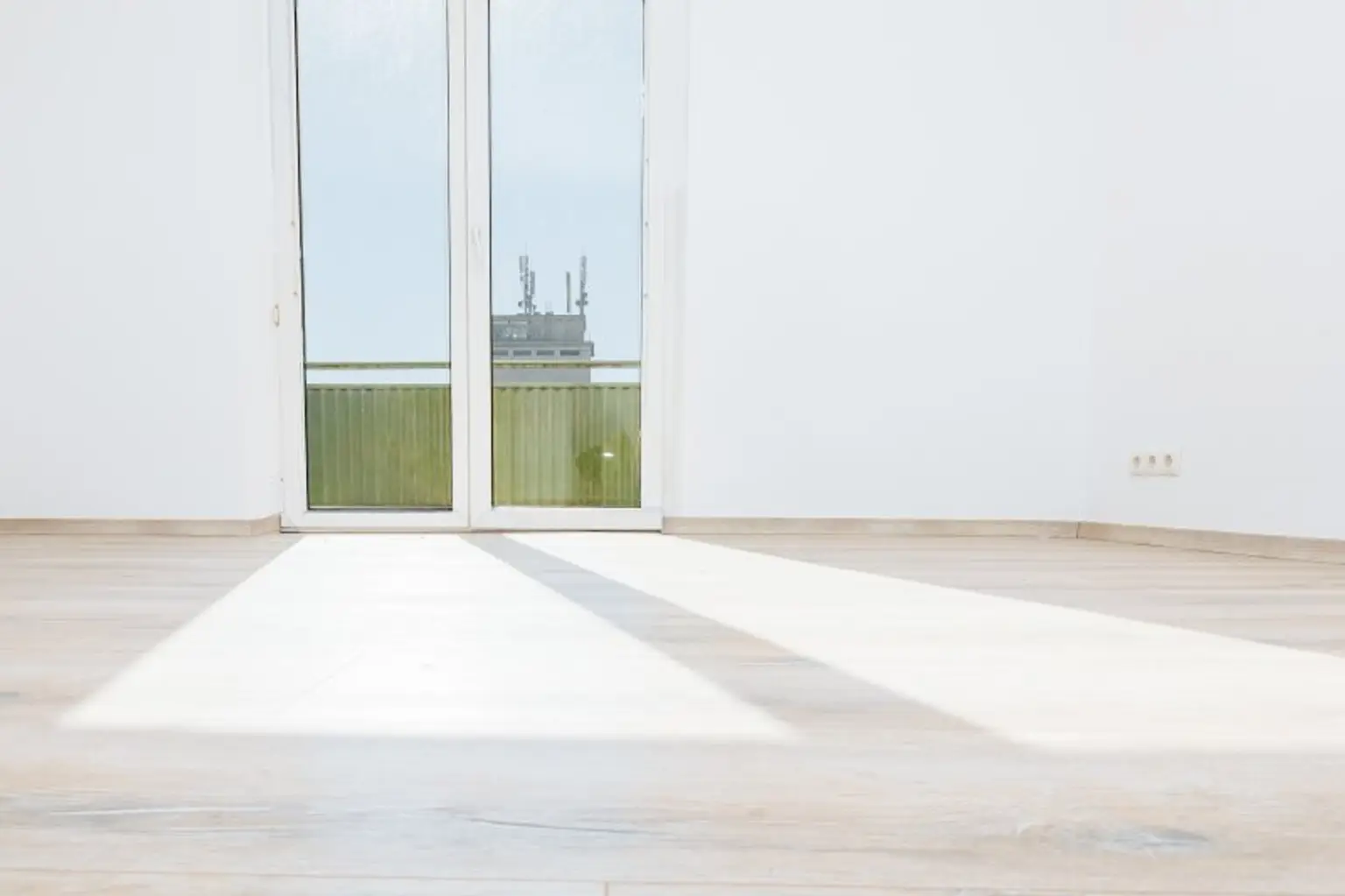 HIGHLIGHT I 4. STOCK MIT LIFT I RENOVIERT I MODERNE DUSCHE I TOP-AUSGESTATTETE KÜCHE I ZENTRAL & NÄHE BAHNHOF I HAUSTIERE WILLKOMMEN I STILVOLLES WOHNEN I DURCHDACHTER GRUNDRISS I PROJEKT WOHNEN