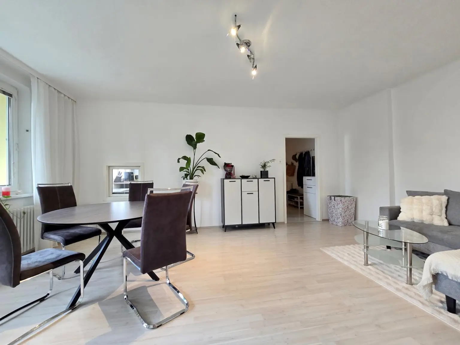 Wohnzimmer mit Balkon