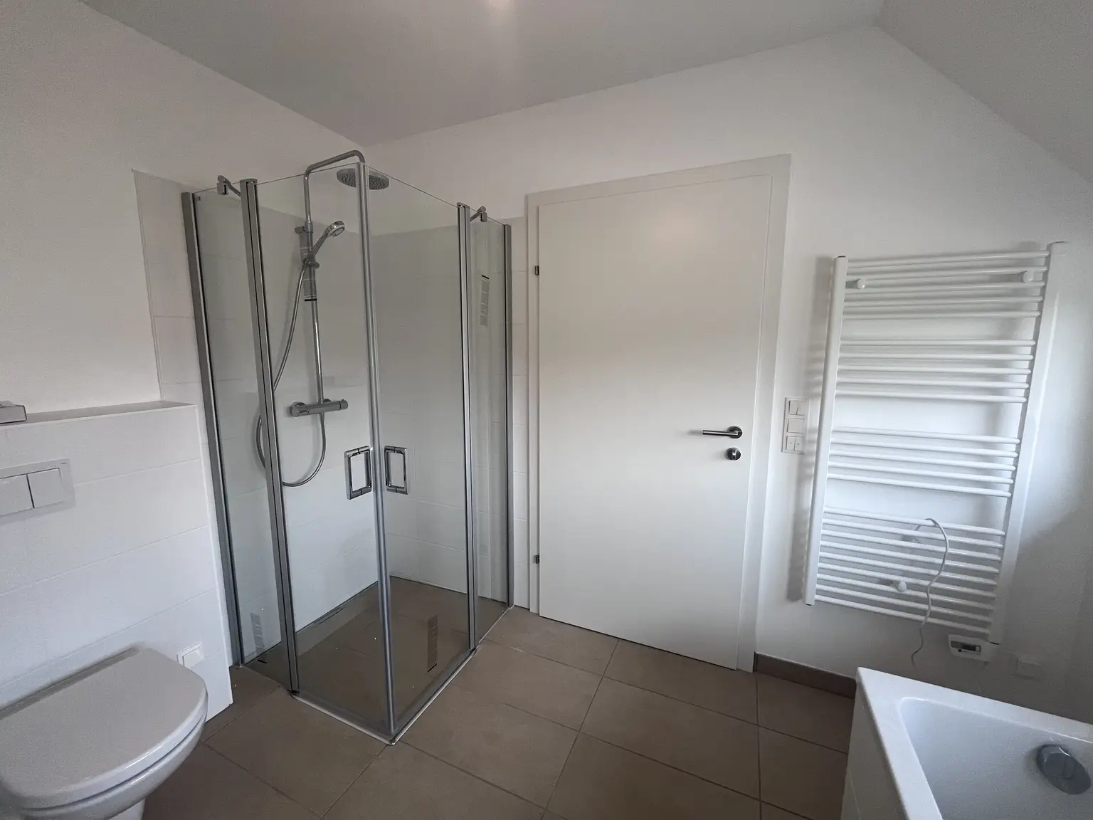 Erstbezug !! Traumhafte Doppelhaushälfte , Wohnkeller  mit Garten und 2 Stellplätzen!