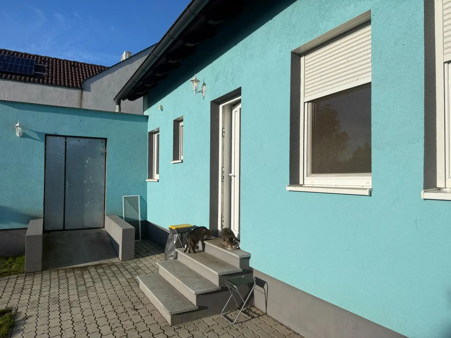 Ansicht vom Garten & Zugang zur Garage