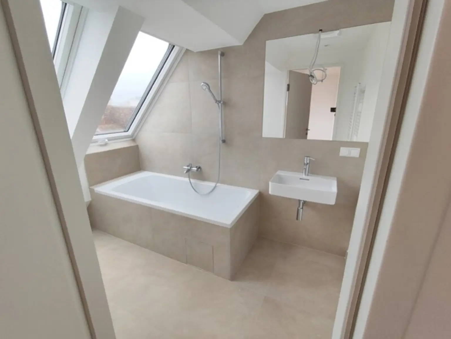 Modern wohnen in Meidling! DG-3-Zimmer-Erstbezug mit Sonnenterrasse - Top71