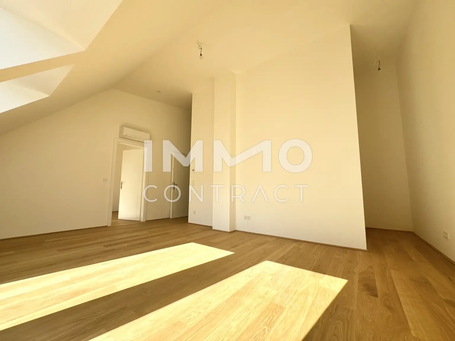 lichtdurchflutete 4-Zimmer-Penthousewohnung mit Balkon in Hietzing