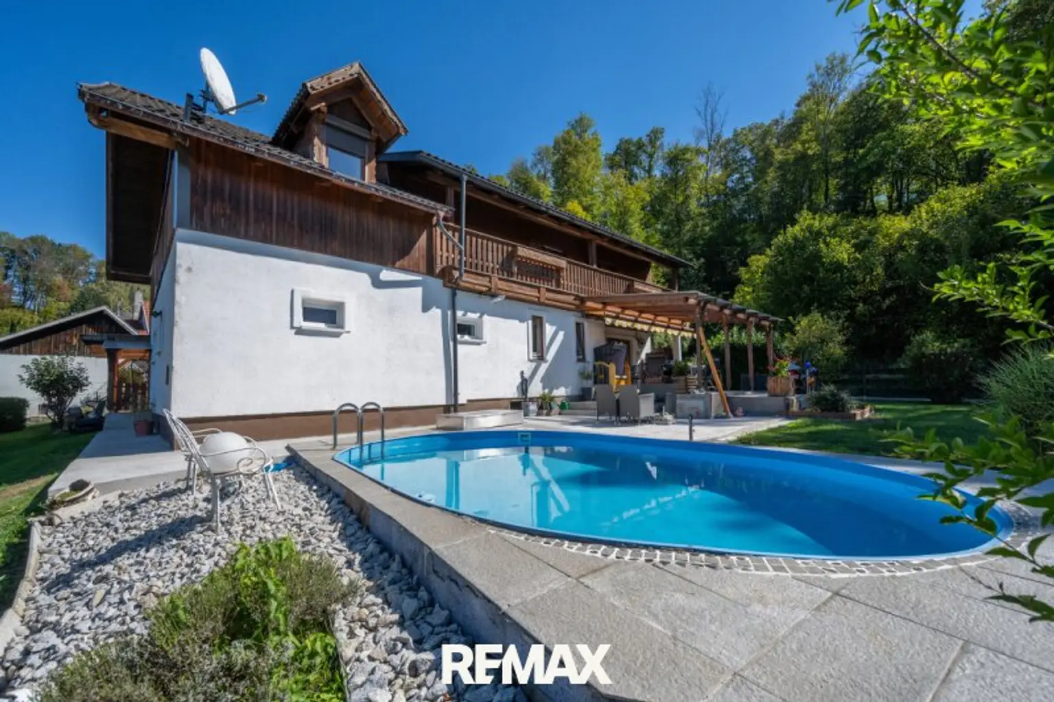 Poolansicht mit Blick zur Terrasse