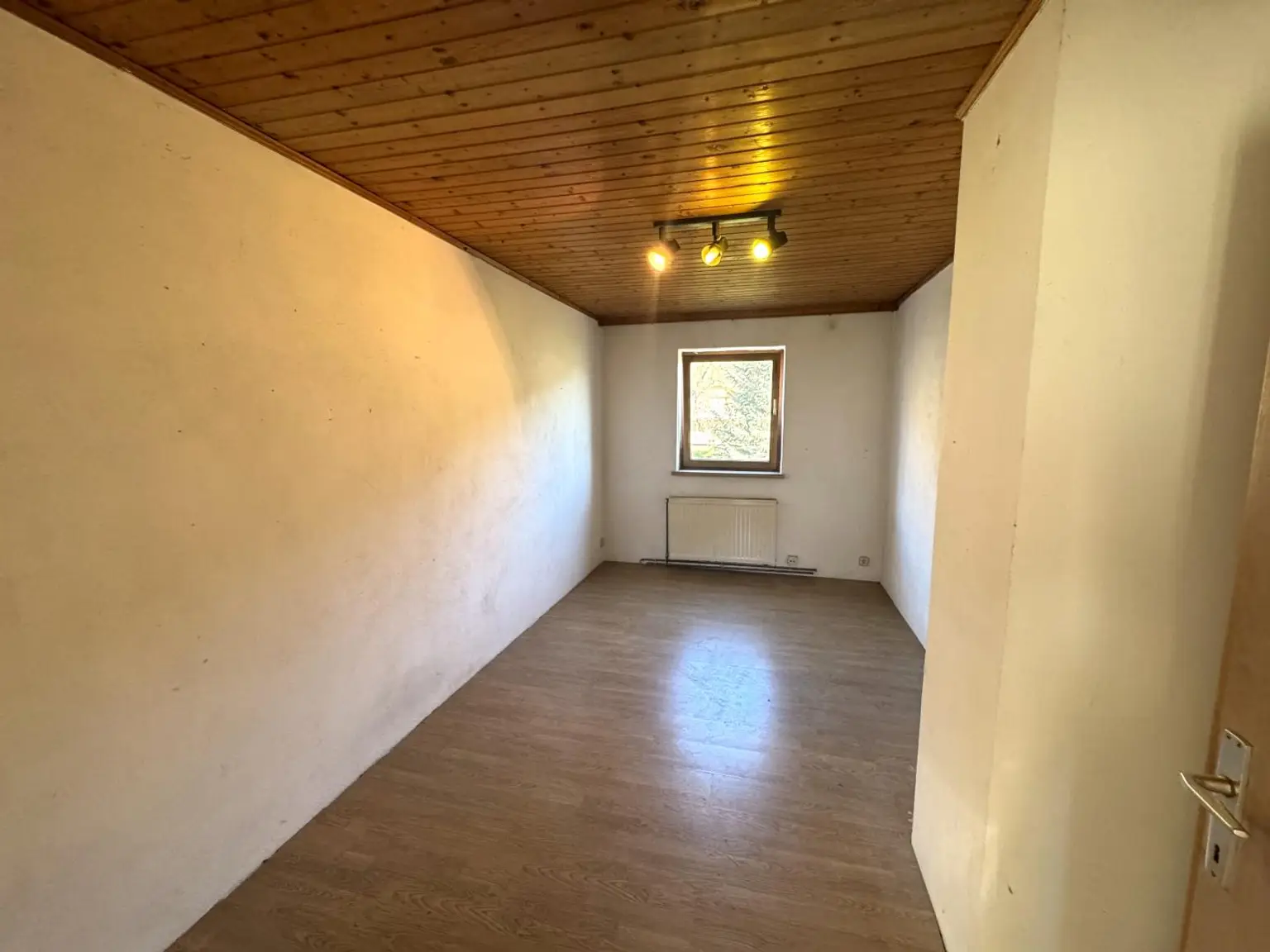 Sanierungsbedürftiges Mehrfamilienhaus mit großem Grundstück und hoher Bebauungsdichte