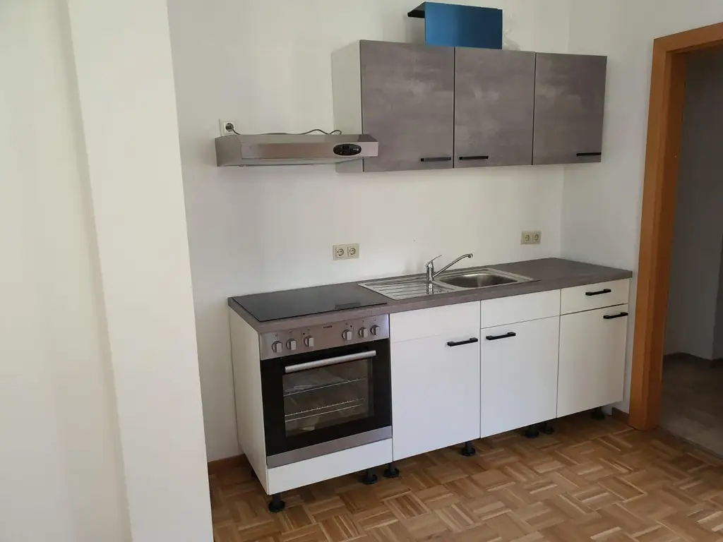 Ruhige 2-Zimmer-Altbauwohnung mit Küchenblock im Zentrum von Krieglach zu mieten !